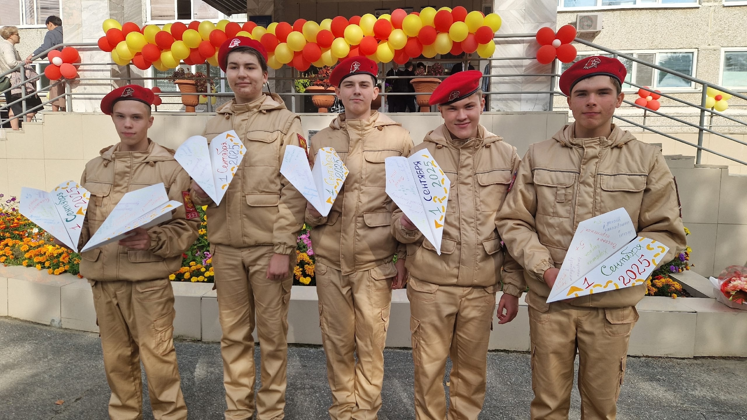 Торжественная линейка, вынос флага и почётная миссия юнармейцев 